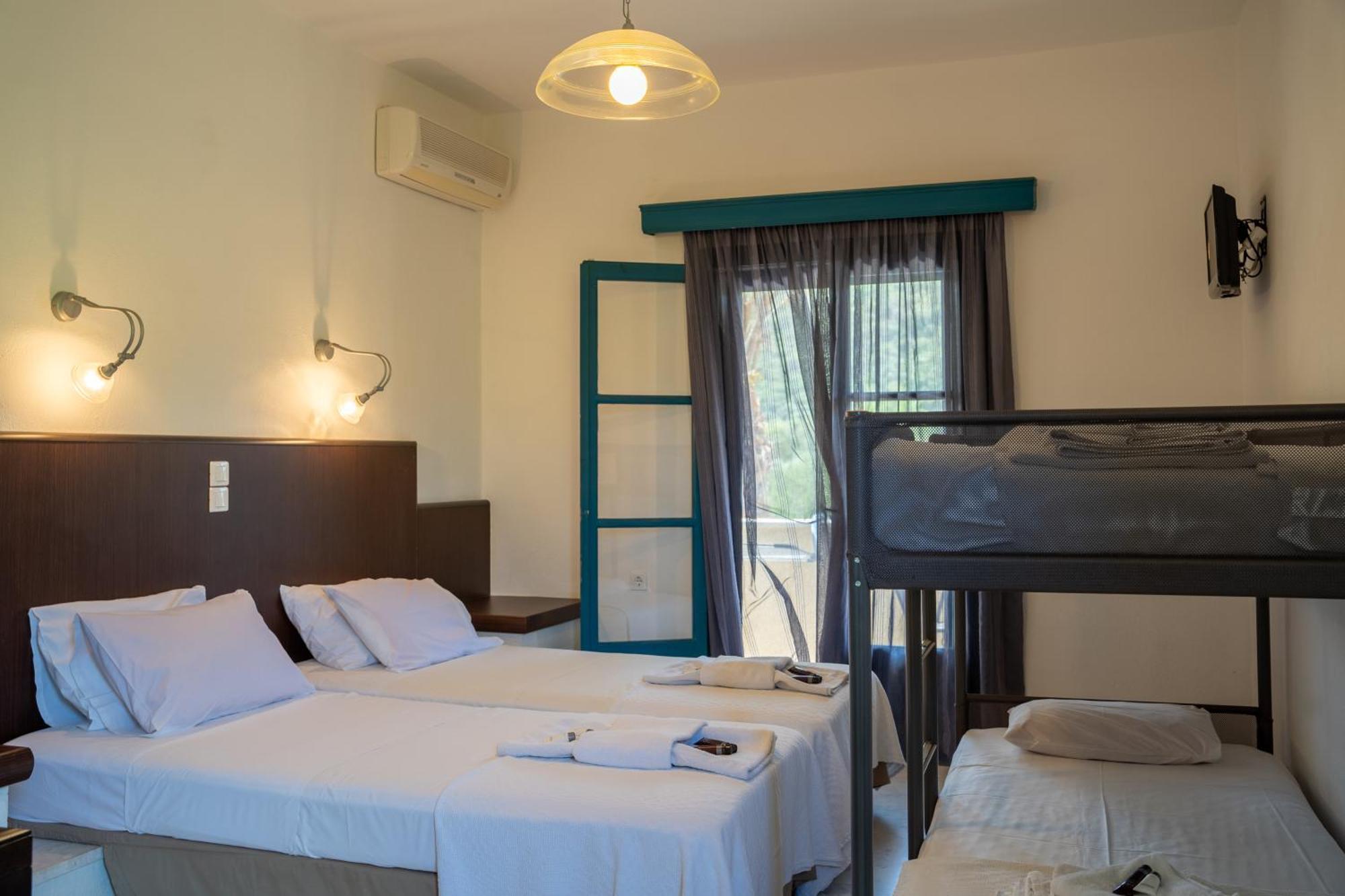 Karavostasi Beach Hotel بيرديكا المظهر الخارجي الصورة